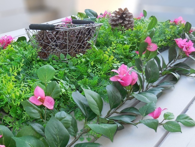 Chemin de table avec bougainvillée artificielle