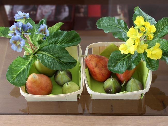 Paniers de fruits avec primevères artificielles