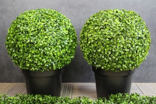 L'art topiaire avec des arbres et plantes artificielles