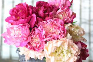 4 idées de mises en scène avec des pivoines artificielles